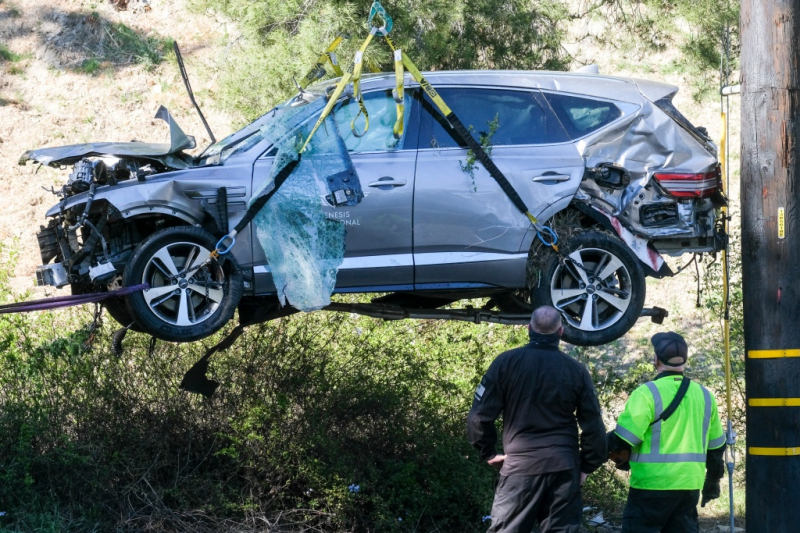 Cần cẩu được sử dụng để nâng chiếc xe sau vụ tai nạn của Tiger Woods vào ngày 23 tháng 2 năm 2021, ở ngoại ô Rancho Palos Verdes của Los Angeles. (Ringo HW Chiu / AP)