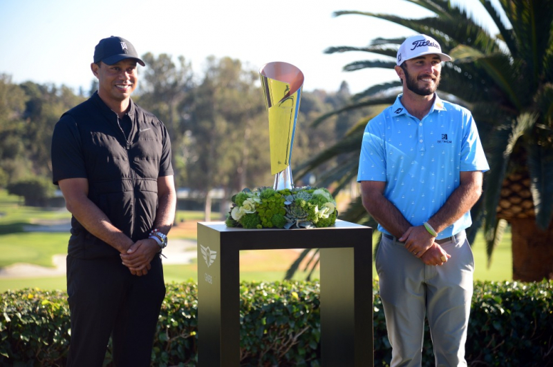 Max Homa tạo dáng với chiếc cúp và người tổ chức sự kiện Tiger Woods sau chiến thắng playoff trong vòng cuối cùng của giải The Genesis Invitational diễn ra tại Riviera Country Club. (Ảnh: Gary A. Vasquez-USA TODAY Sports)