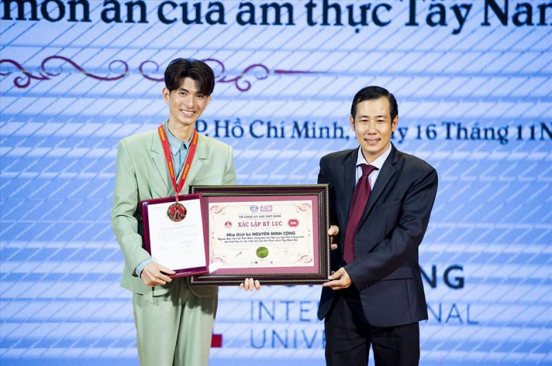 NTK Nguyễn Minh Công nhận bằng xác lập Kỷ lục Việt Nam