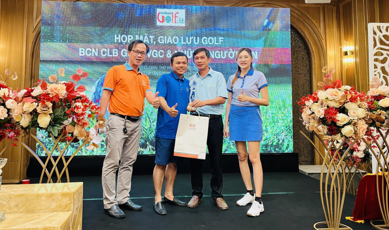 Golfer Nguyễn Duy Khánh (thứ 2, trái sang) nhận quà từ BTC