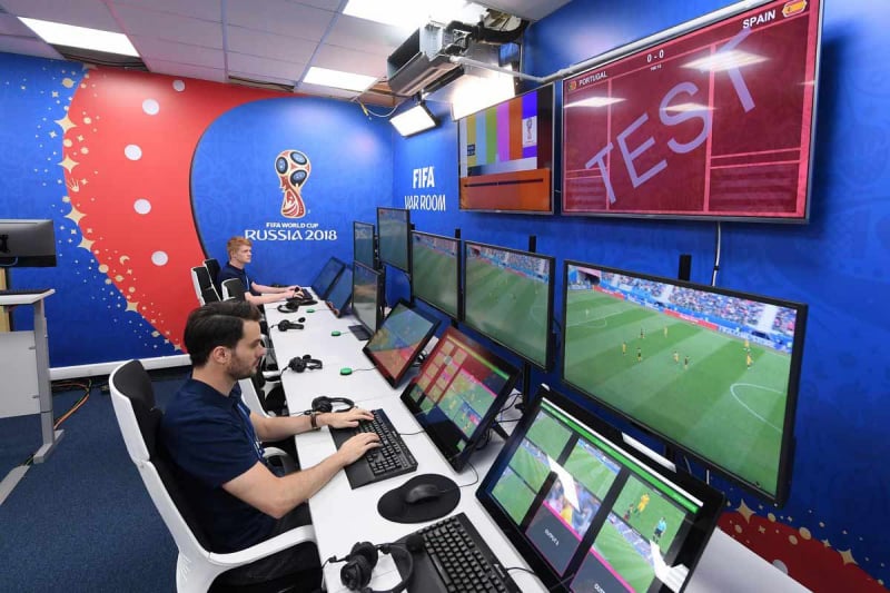 Công nghệ VAR (viết tắt của Video Assistant Referee) là một công nghệ hiện đại được sử dụng để hỗ trợ các trọng tài bóng đá khi ra quyết định trong những tình huống đặc biệt của trận đấu.
