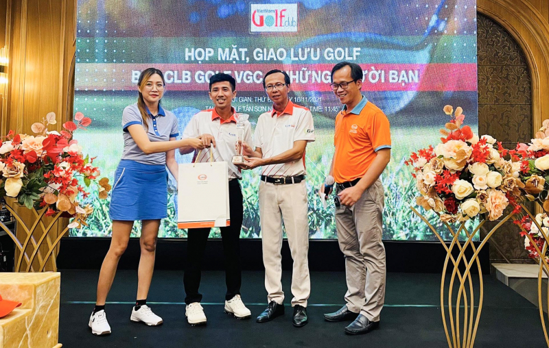 BCN CLB trao giải cho golfer Nguyễn Đình Nông (thứ 2, trái sang).