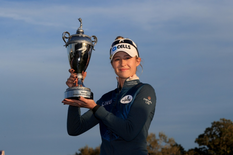 Nelly Korda bên cúp Pelican Women's Championship - chặng áp chót mùa 2021 ở Pelican Golf Club hôm 14/11