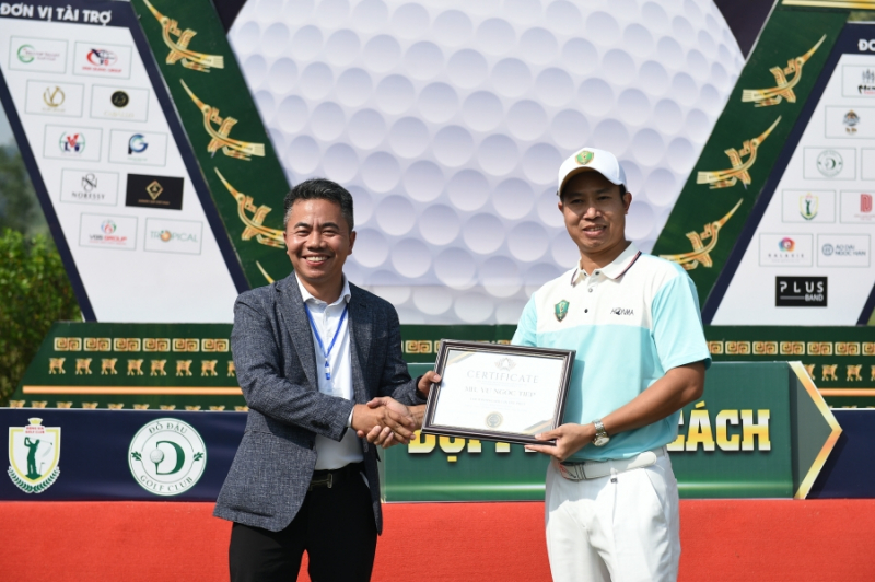 Ông Nguyễn Hồng Vinh, trưởng BTC trao chứng nhận HIO cho golfer Vũ Ngọc Tiệp