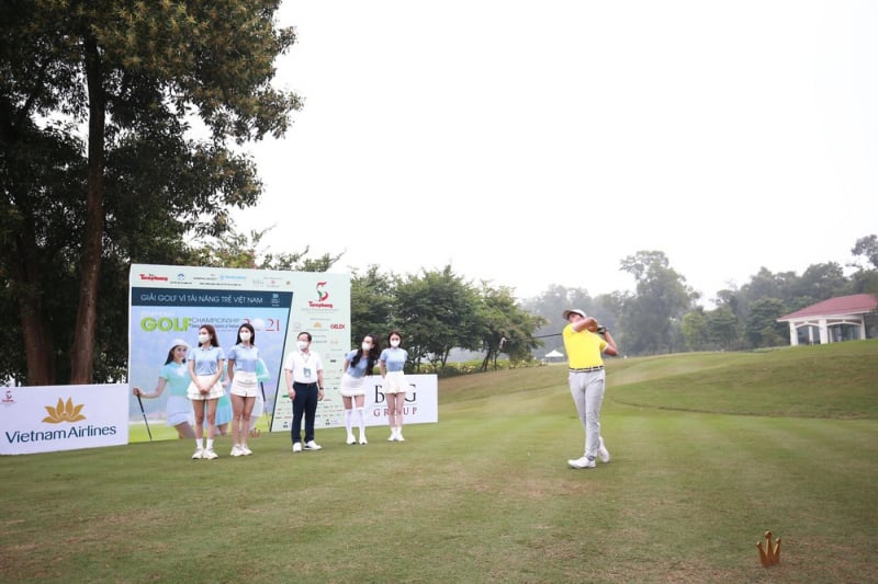 Nhất Long thực hiện phát bóng khai cuộc Tiền Phong Golf Championship 2021. Golfer sinh năm 2003 nhiều cơ hội trở thành nhà vô địch hai kỳ liên tiếp ở giải
