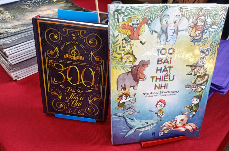 Hai quyển sách nhạc sĩ Nguyễn Văn Chung mang đến buổi giao lưu: “100 bài hát thiếu nhi”, “300 bài hát thiếu nhi