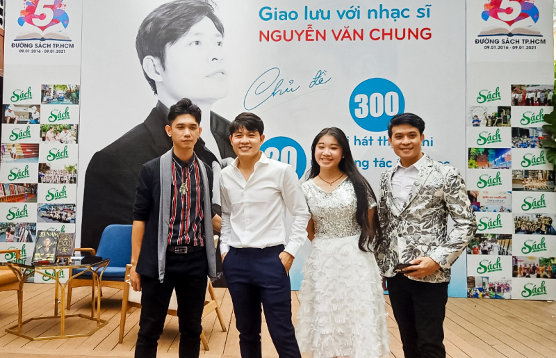 Nhạc sĩ Nguyễn Văn Chung (thứ 2, trái sang) và người hâm mộ.