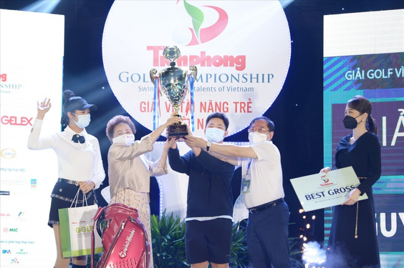 Anh Minh nhận cúp vô địch giải ở tuổi 14 (ảnh: Như Ý)