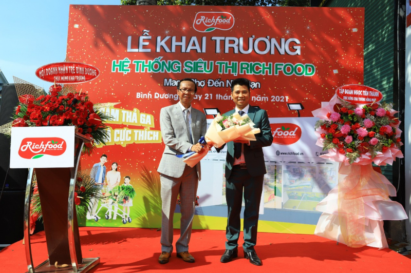 Anh Lê Ngọc Ninh, CEO kiêm nhà sáng lập Rich Food (phải).