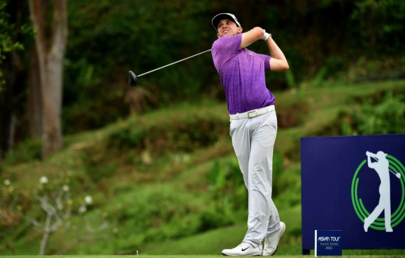 John Catlin phát bóng ở vòng đầu Blue Canyon Phuket Championship