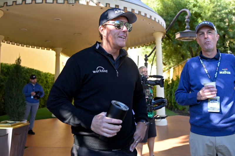 Phil Mickelson tại clubhouse trong Capital One's The Match
