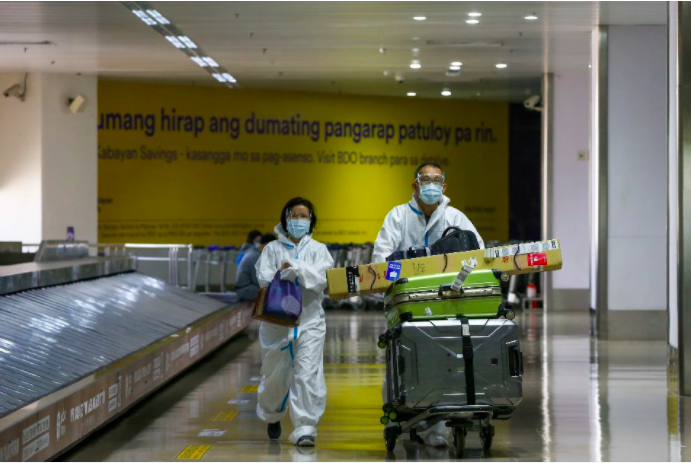 Du khách mặc đồ bảo hộ phòng chống dịch tại Sân bay Quốc tế Ninoy Aquino (Philippines) ngày 17/3/2021 (ảnh: ABS-CBN News)