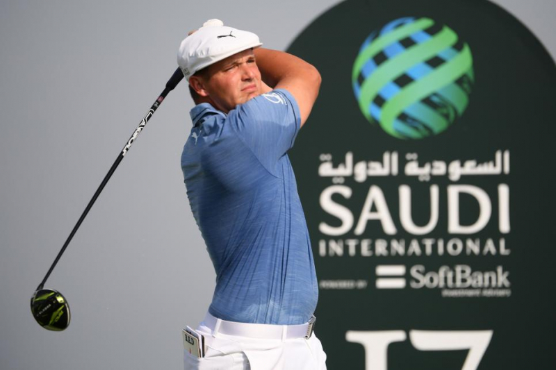 Bryson DeChambeau phát bóng hố 17 ở vòng mở màn Saudi Invitational năm 2021. Golfer sinh năm 1993 nằm trong số đấu thủ được cho là đã cam kết dự giải kỳ tới