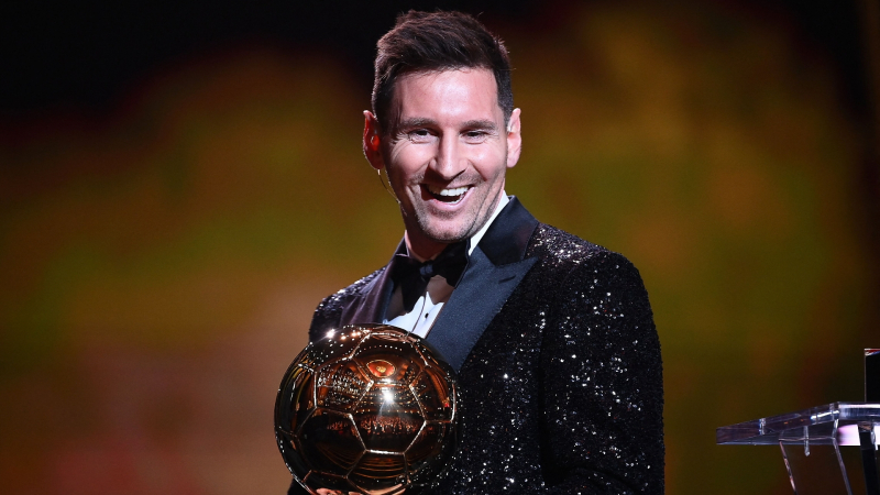 Messi nhận Quả Bóng Vàng 2021 (ảnh: Getty Image)