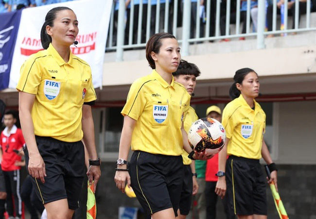 Trọng tài Bùi Thị Thu Trang (cầm bóng ở giữa) và trợ lý trọng tài Trương Thị Lệ Trinh (bìa trái) (Ảnh: VTV)