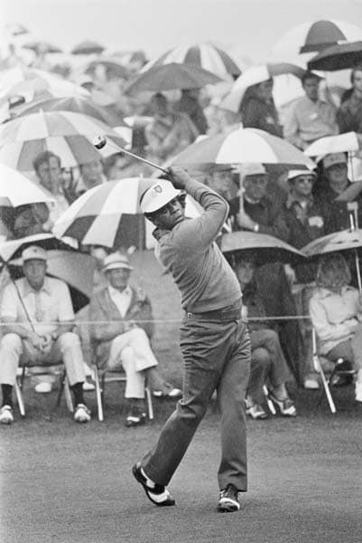 Ông dõi theo cú phát bóng dưới trời mưa ở vòng đầu The Masters 1975