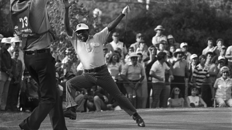 Khoảnh khắc Lee Elder mừng chức vô địch Monsanto Open 1974, mở ra cơ hội đấu major độc quyền của Augusta National một năm sau