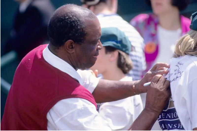 Ký tặng người hâm mộ tại major lão tướng Senior PGA Championship kỳ thứ 58 ở PGA National Club, Florida 1997