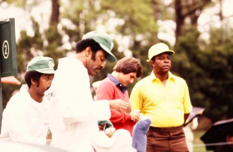 Lee Elder (bìa phải) và Wally Armstrong chờ phát bóng ở hố 2, Masters 1979
