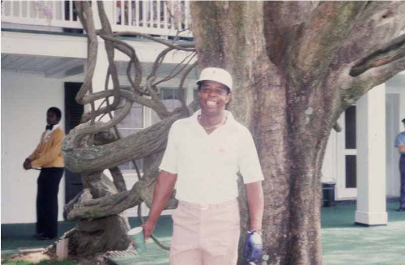 Tạo dáng bên cây sồi gần clubhouse của Augusta National khi dự The Masters 1978