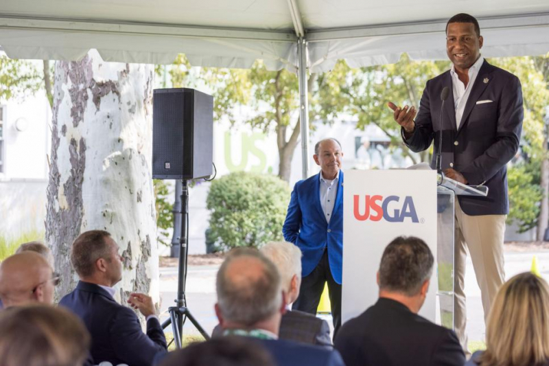Fred Perpall tại cuộc họp báo thông tin về sự hợp tác lâu dài giữa USGA và hai sân golf Oakmont Country Club, Merion Golf Club