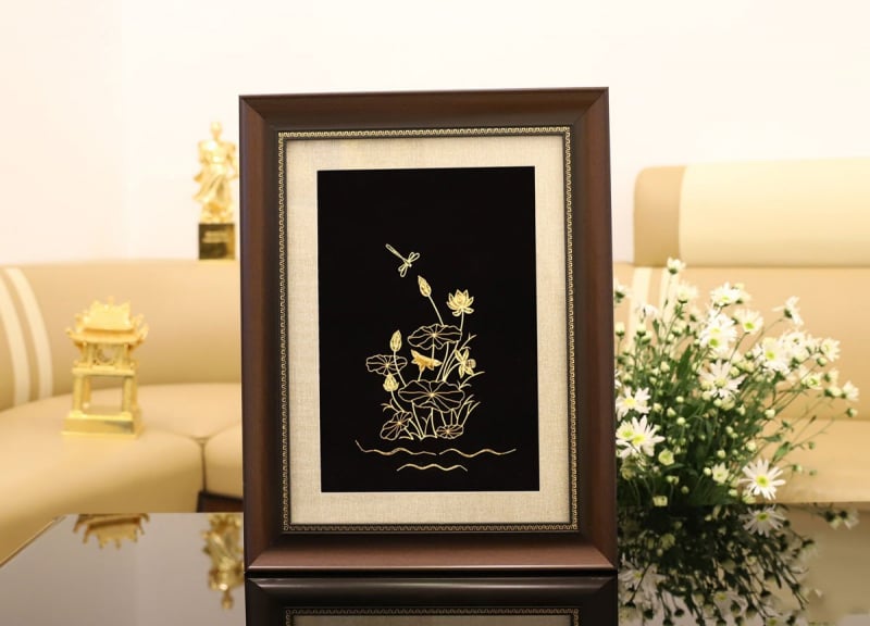Tại Golden Gift Việt Nam có nhiều mẫu và kiểu hoa sen mạ vàng khác nhau, giá chỉ từ 2 triệu đồng
