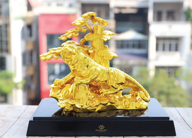 Tượng Hổ Uy Trấn Sơn Hà mạ vàng của Golden Gift Việt Nam có giá bán 20 triệu đồng
