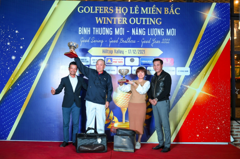 Chủ tịch CLB Lê Hồng Phương (ngoài cùng bìa trái) và nhà tài trợ cúp, golfer Lê Gia Phúc (bìa phải) trao giải Nhất bảng A và bảng B