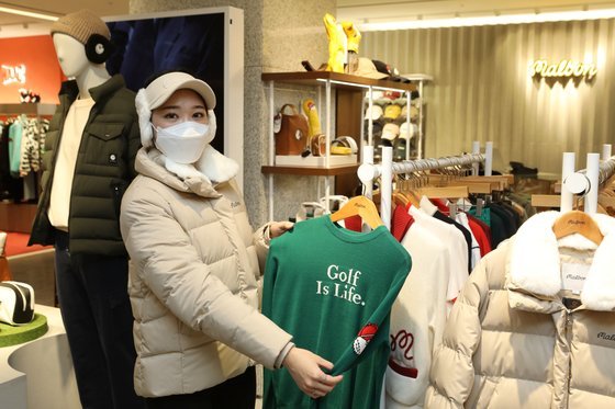 Người mẫu tạo dáng với trang phục chơi golf mùa đông tại Lotte Department Store