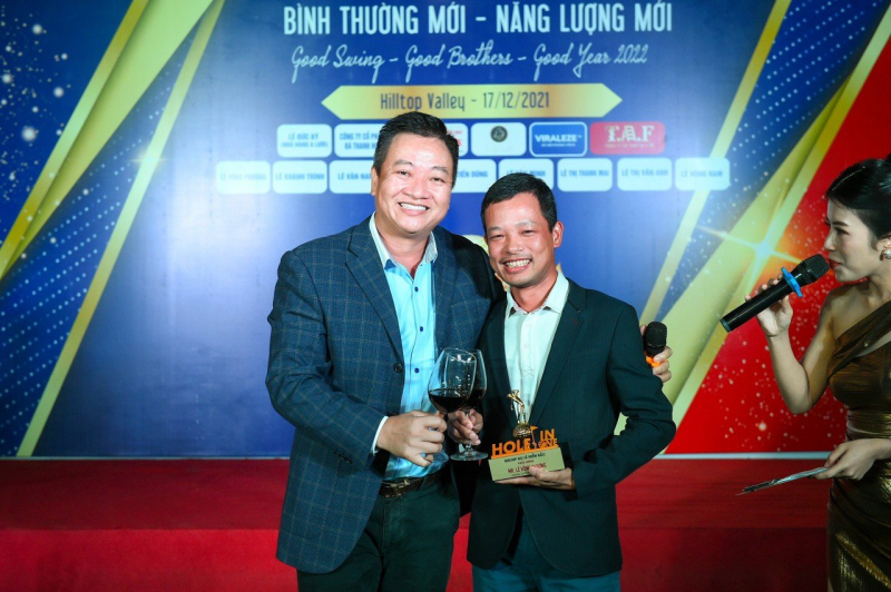 Vinh danh thành tích Hole in One ở sân golf Long Biên của Chủ tịch CLB Lê Hồng Phương (cầm cúp) tại đêm gala