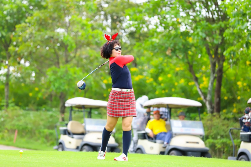Khep-lai-thanh-cong-giai-cuoi-nam-cua-Ladies-Golf-and-Beauty-Club-4