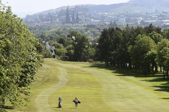 Hai hội viên chơi golf tại sân Murrayfield Golf Club, gần trung tâm thành phố Edinburgh (ảnh: Lisa Ferguson)