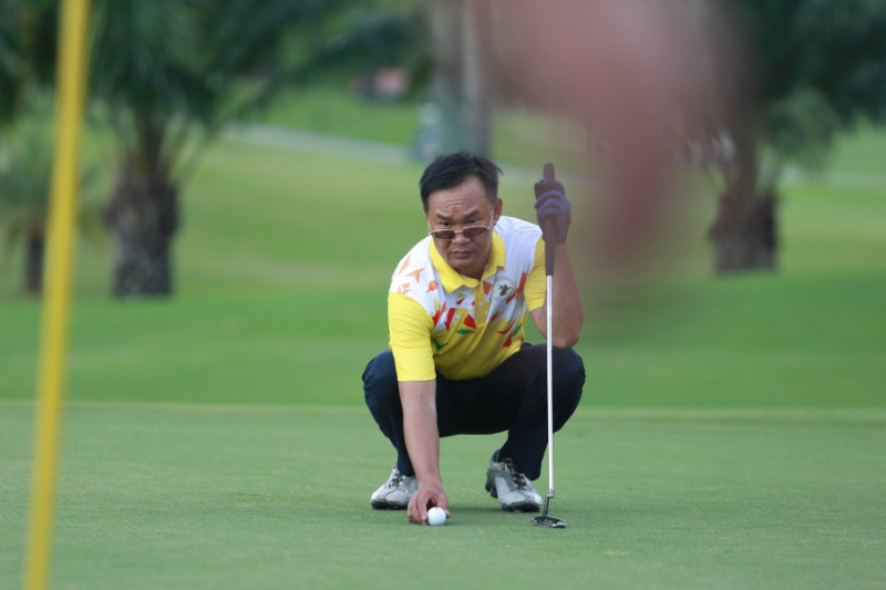 Các golfer thi đấu trên sân golf Tân Sơn Nhất