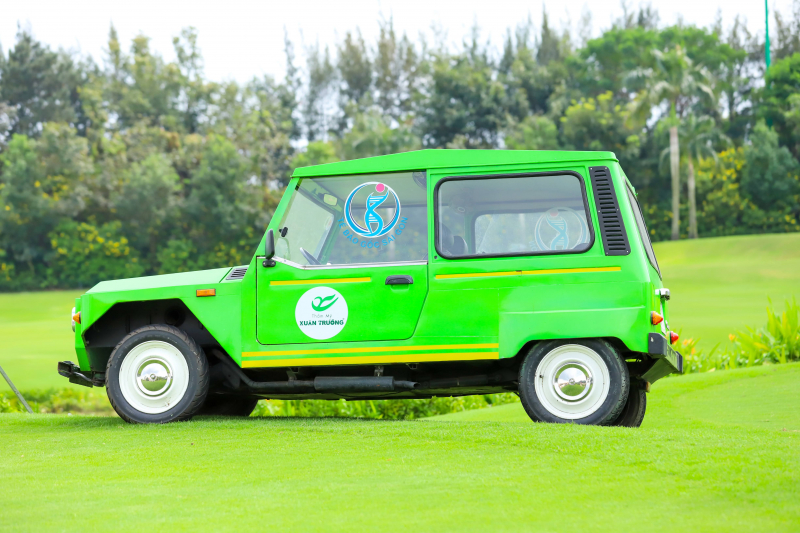 Chiếc xe cổ Ladalat của Thẩm mỹ Xuân Trường là phần thưởng cho golfer có HIO.