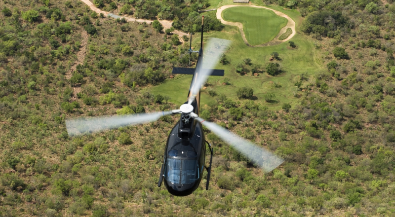 Golfer cần dùng máy bay trực thăng để lên tới chỗ phát bóng