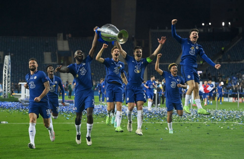 Các cầu thủ Chelsea ăn mừng với chiếc cúp khi vô địch Champions League