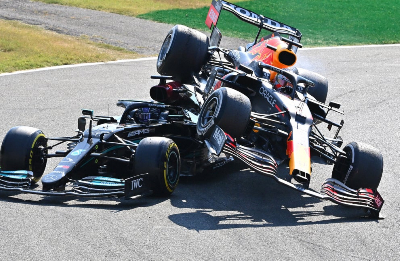 Tay đua người Anh Lewis Hamilton thoát chết nhờ thiết bị bảo vệ khung xe đỡ phần sau chiếc xe của Max Verstappen trong vụ va chạm tại GP Italy
