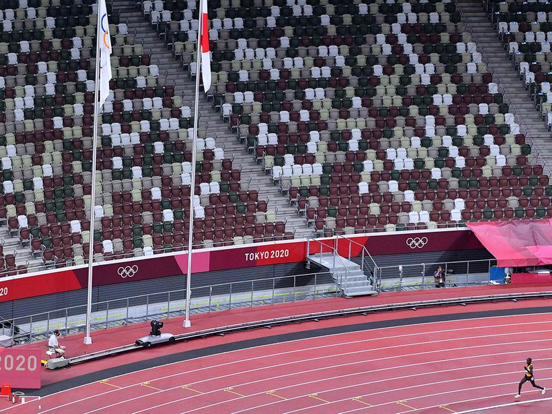 Stephen Kissa trong trận chung kết 10.000 mét nam tại Thế vận hội Tokyo với khán đài trống khán giả để phòng ngừa dịch bệnh.