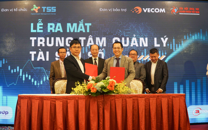 Ông Phan Minh Đạt - CEO của TSS và ông Nguyễn Tấn Phong - đại diện Chi Hội Blockchain Việt Nam VBC thực hiện ký kết.