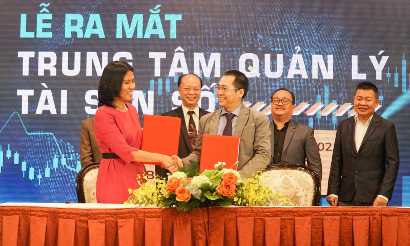 Ông Phan Minh Đạt - CEO của TSS và Bà Nguyễn Ngọc Quỳnh - Đại diện Liên minh chuyển đổi số DTS thực hiện ký kết.