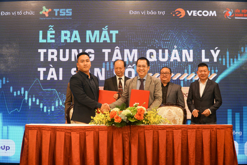 Ông Phan Minh Đạt - CEO của TSS và Ông Trần Đức Tâm - Đại diện Liên minh Blockchain bền vững BAS thực hiện ký kết.