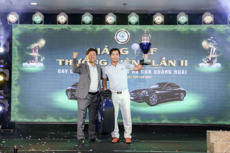 Golfer Phạm Quốc Phương nhận giải Best Gross (ảnh: Cafeland)