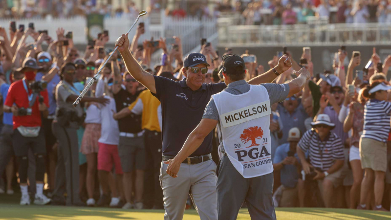 Mickelson nhận được sự quan tâm lớn khi trở thành nhà vô địch major cao tuổi nhất tại PGA Championship hồi tháng Năm