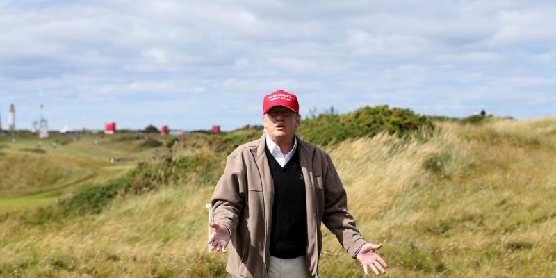 Ông Trump tại sân golf Turnberry