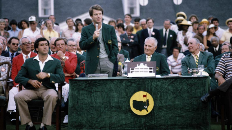 Tom Watson (đứng) hai lần thắng The Masters trong tám danh hiệu major và 39 cúp PGA Tour