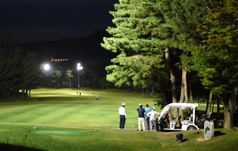 Golf ngày càng phổ biến và tiếp cận với nhiều người ở Hàn Quốc, dẫn đến nhu cầu tìm mua giày cao hơn