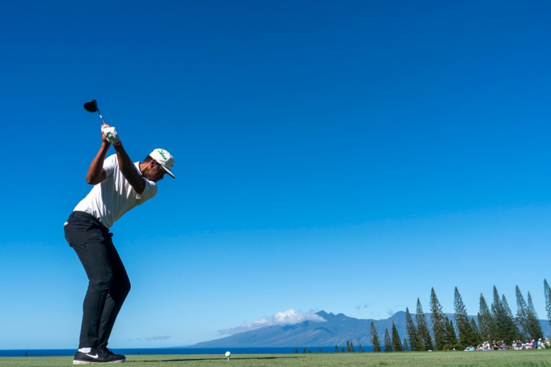 Tony Finau thực hiện cú phát bóng của mình ở lỗ đầu tiên trong vòng ba của giải Sentry Tournament of Champions tại Kapalua Resort - The Plantation Course.