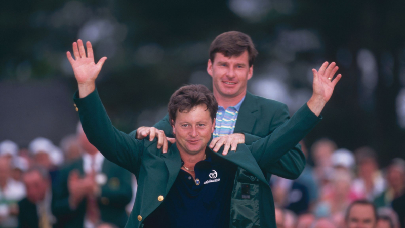 Nick Faldo trao áo green jacket cho Woosnam tại Masters 1991