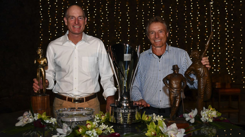 Jim Furyk và Bernhard Langer nhận giải. (Ảnh: Bret Lasky / PGA TOUR)