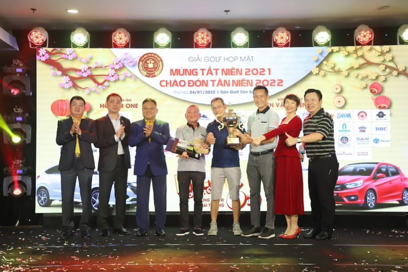 Golfer Nguyễn Xuân Huy (thứ tư từ phải sang) nâng cúp Best Gross của giải